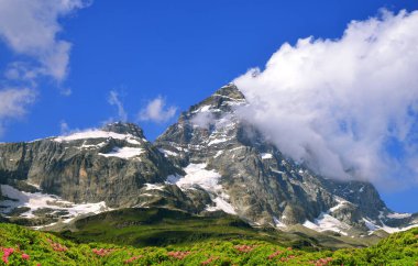 Güneşli bir günde Monte Cervino veya Matterhorn. Breuil-Cervinia 'dan görüntü. İtalya 'nın Aosta Vadisi' ndeki dağ manzarası.