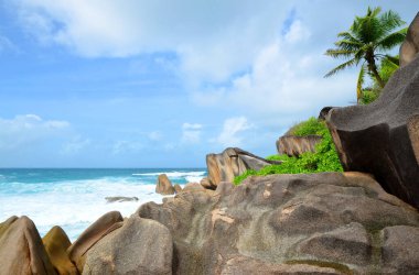 La Digue Adası 'ndaki Grande Anse plajı, Hint Okyanusu, Seyşeller. Tropikal seyahat hedefi.