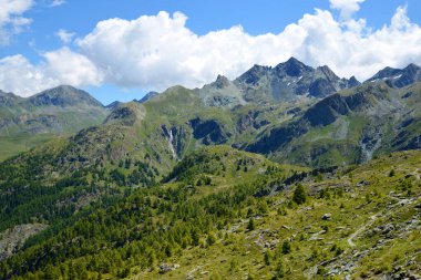 Gran Paradiso Ulusal Parkı. Aosta Vadisi, İtalya. Güneşli bir günde güzel dağ manzarası.