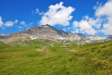 Güneşli bir günde Furggen Dağı 'nın bulunduğu dağ manzarası, Aosta Vadisi, İtalya.