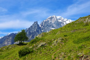 Güneşli bir günde Mont Blanc (Monte Bianco) 'ya bakın. İtalya 'nın Aosta Vadisi' ndeki dağ manzarası.
