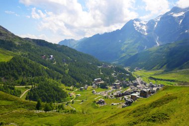İtalya 'nın Aosta Vadisi' ndeki Breuil-Cervinia kayak merkezinin manzarası.