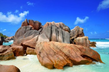 Hint Okyanusu, Seyşeller 'de La Digue Adası' nda büyük granit taşlı Anse Cocos plajı. Güneşli gökyüzü olan tropik bir yer. Egzotik seyahat hedefi.
