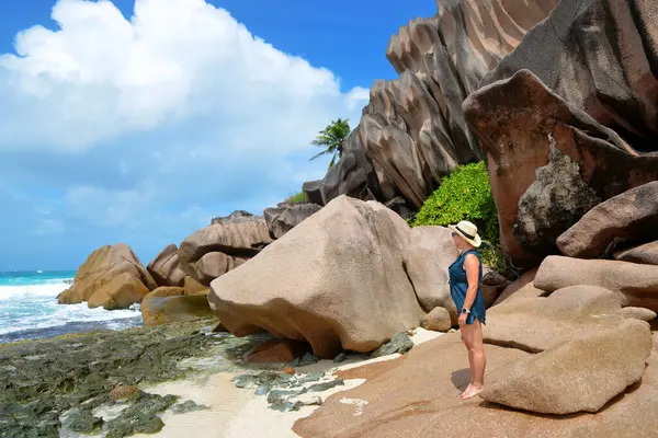 Mujer Pie Gran Roca Granito Grande Anse Playa Isla Digue Fotos De Stock