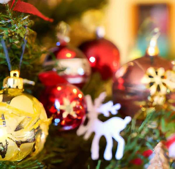Großaufnahme Von Bunten Dekorativen Glaskugeln Die Einem Weihnachtsbaum Hängen Render — Stockfoto