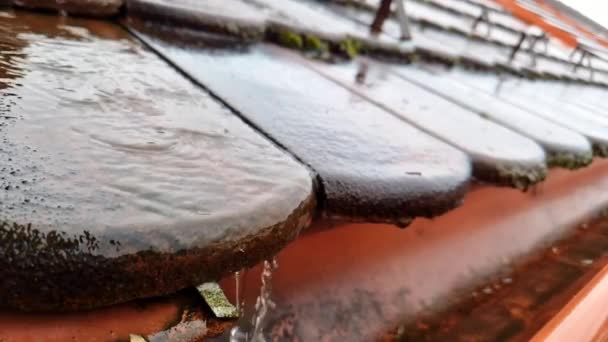 大雨の嵐の間屋根からガターに落ちる水の閉じる スローモーション映像クリップ — ストック動画