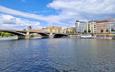 Prag şehir merkezinde Vltava nehri ve Jiraskuv köprüsünün panoramik manzarası.