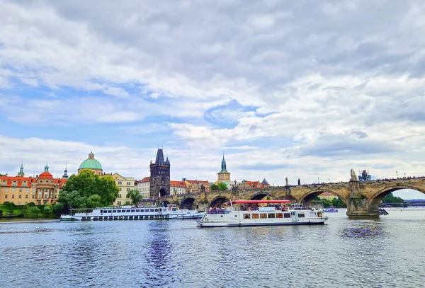 Вид Красивый Средневековый Карлов Мост Центре Старой Праги Через Реку — стоковое фото