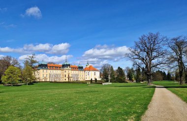 Çek Cumhuriyeti 'ndeki Park ve Barok Lany Kalesi. Lany Şatosu 1921 'den beri Çek cumhurbaşkanlarının yazlık konutudur. Yaz günü mavi gökyüzü ve beyaz bulutlarla Lany Kalesi manzarası.