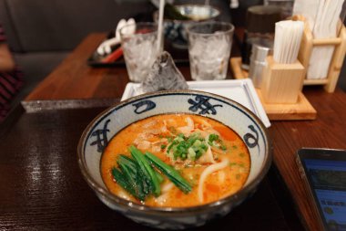 Japon baharatlı ramen ve bir bardak su.