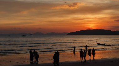 Sahilde insanlarla gün batımı
