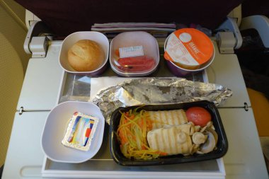 Tavuk bifteği, karpuz portakal suyu ve ekmek.