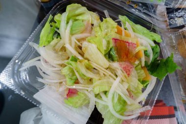 Açık plastik kutuda Japon sebze salatası.