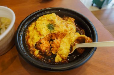 Kızarmış pirinç, ketçap ve omlet.