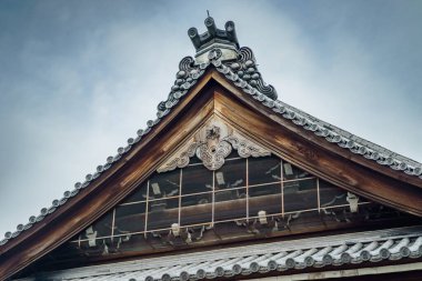 Bulutlu gökyüzü olan Japon tapınağı.