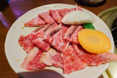 Beyaz tabakta taze et ve sebze.