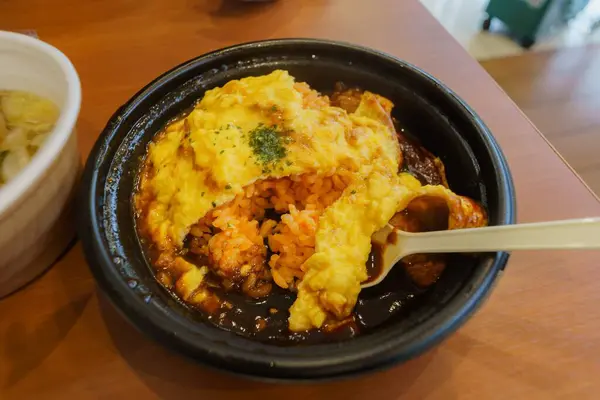 Kızarmış pirinç, ketçap ve omlet.