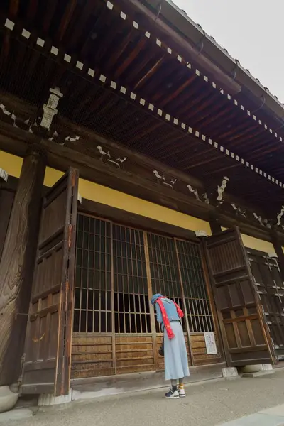 Asyalı kadınlar Japon tapınağının önünde bir dilek tutarlar.
