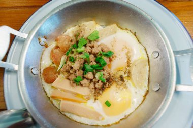 Gümüş tavada kızarmış yumurta.