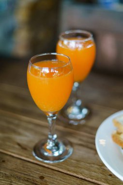 Bir bardak portakal suyu.