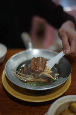 Et suyunda pişirilmiş domuz kaburgası.