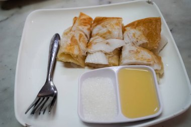 Güney düz ekmek ile taze hindistan cevizi ve şeker ve konsantre süt