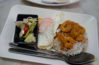 Yumurtalı karides körisi.