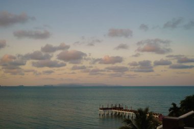 Denizin üzerinde gün batımı