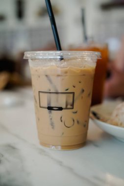 Masadaki plastik bardakta bir fincan kahve.