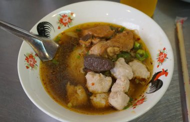 Haşlanmış tavuk ve domuz etli erişte