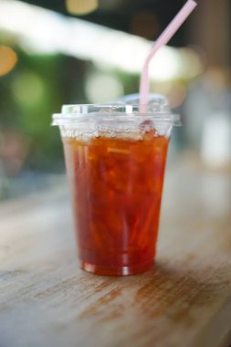 Tahta masada buzlu siyah Tayland çayı.