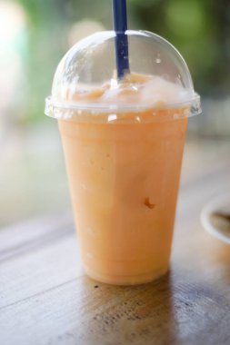 Tahta masada portakallı yoğurt püresi.