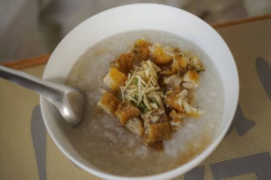 Beyaz kasede kızarmış balık lapası.