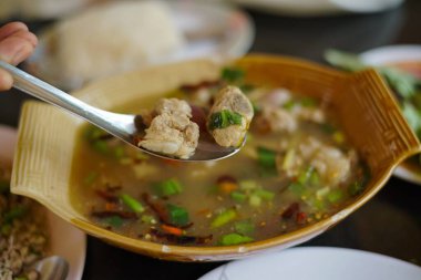 Kahverengi kasede domuz pirzolası çorbası.