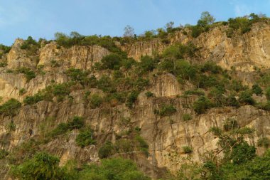 Mavi gökyüzü ile dağlara yakın çekim
