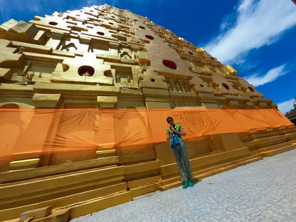 Asyalı kadınlar Bodh Gaya Pagoda 'nın önünde duruyor