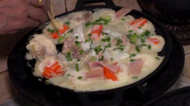 Takoyaki tavasında Takoyaki pişiriyorum.