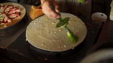 Krep ocağındaki çıtır krepe tereyağı sür.