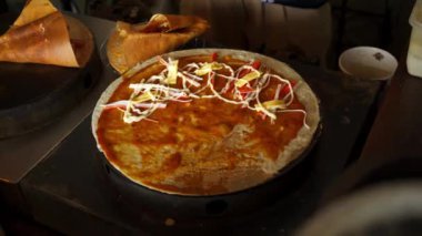 Krep sobasının üzerindeki pizzanın üzerine kekik serpin.