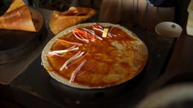 Peyniri pizzanın üstüne koy krep ocağının üstüne.