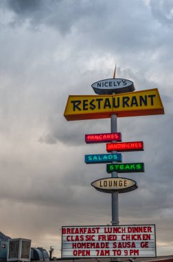 Lee Vining, Ca. 1 Ağustos 2017. Mono Gölü yakınlarındaki Lee Vining kasabasında klasik bir restoran tabelası..