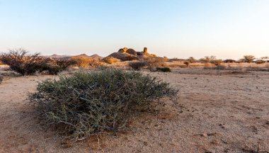 Spitzkoppe yakınlarındaki Namibya çölünün manzara görüntüsü, gün batımında..