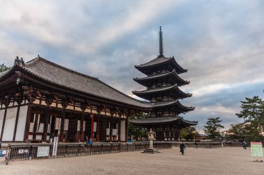 Nara, Japonya - 5 Ocak 2020. Kofuku-ji Ulusal Hazine Salonu 'nun geniş açılı görüntüsü. Nara, Japonya 'da birçok tapınağı ve tapınağı ile ünlü tarihi bir şehirdir..