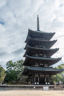 Nara, Japonya - 5 Ocak 2020. Kofuku-ji Ulusal Hazine Salonu 'nun geniş açılı görüntüsü. Nara, Japonya 'da birçok tapınağı ve tapınağı ile ünlü tarihi bir şehirdir..