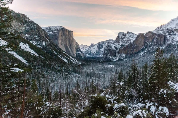 Tünelden Görüldüğü Gibi Yosemite Vadisi Nin Üzerinde Gün Doğumu — Stok fotoğraf