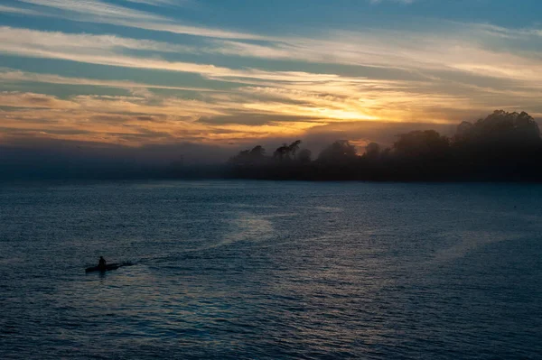 Silhoutte Henkilön Kajakki Kaupittelu Santa Cruz Lahdella Auringonlaskun Aikana — kuvapankkivalokuva