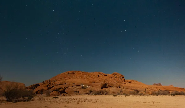 Foto Nocturna Del Desierto Namibia Cerca Spitzkoppe Bajo Claro Cielo —  Fotos de Stock