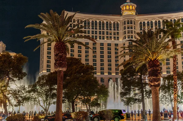 Las Vegas Nevadzie Sierpnia 2017 Odległe Ujęcie Fontanny Pobliżu Hotelu — Zdjęcie stockowe