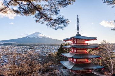 Arakura Fuji Segen Tapınağı 'nın arka planında Fuji Dağı' nın geniş açılı görüntüsü..