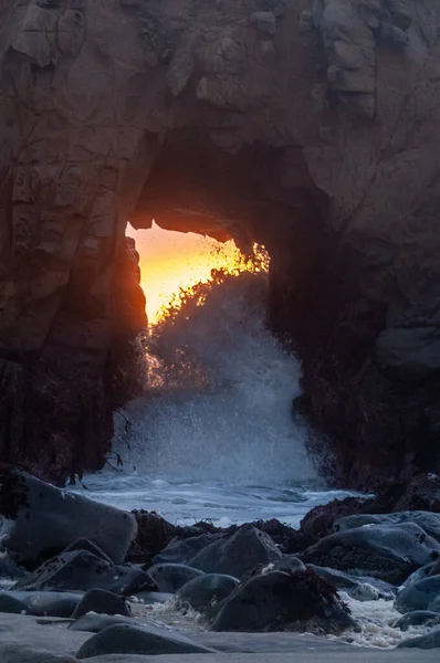 Den Nedgående Solen Går Upp Genom Nyckelhålsbågen Vid Pfeiffer Beach — Stockfoto